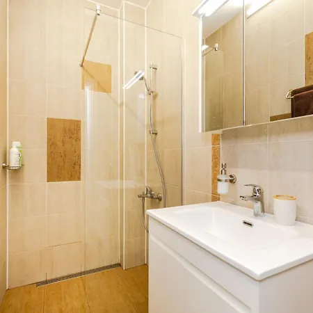 2 Bedroom In The Heart Of Apartment
