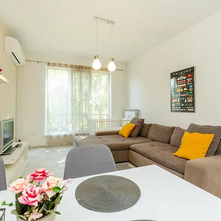 Apartment 2 Bedroom In The Heart Of *